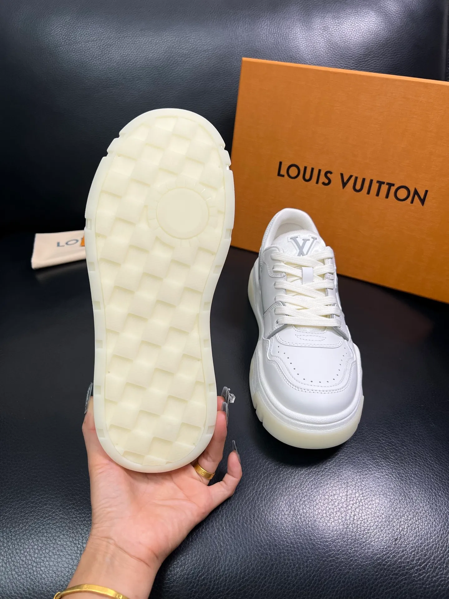 Men's shoes 💰900 Lv top purchase Louis Vuitton, counter synchronization, uppers imported from Italy cowhide, imported mesh padding soft and comfortable, soles: original soles specially provided by the original factory, T men's shoes 💰U exclusive movable molded soles super comfortable, original factory and single goods, high quality, welcome to compare, code number 38-44 (customized 45) 85883
